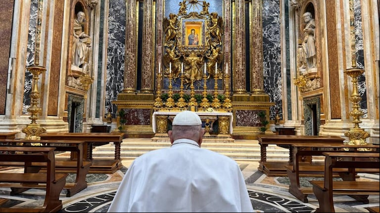 El papa Francisco, durante su última visita a la basílica Santa María la Mayor el 12 de abril de 2025. (Foto: AFP/Vatican Media).