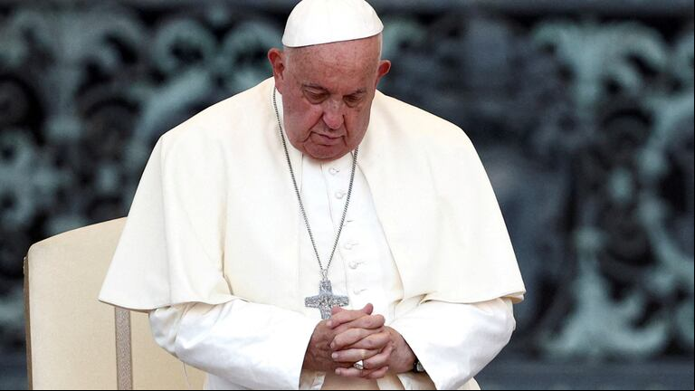 El papa Francisco permanece “crítico pero estable”, informó el Vaticano. (Foto: REUTERS/Guglielmo Mangiapane)