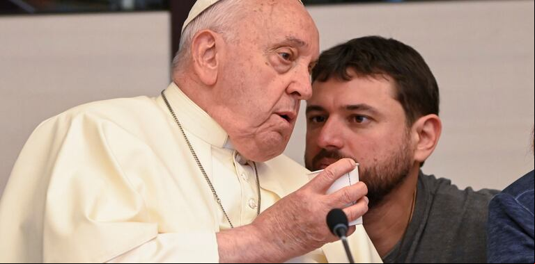 El papa Francisco y Juan Grabois en el Simposio por los 10 años del Primer Encuentro Mundial de los Movimientos Populares con papa Francisco. (Foto: Víctor Sokolowicz)