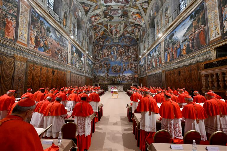 El Papa León XIV se encuentra en la Capilla Sixtina entre los cardenales tras ser elegido, en el Vaticano, el 8 de mayo de 2025. (Foto: Vatican Media / sco Sforza)