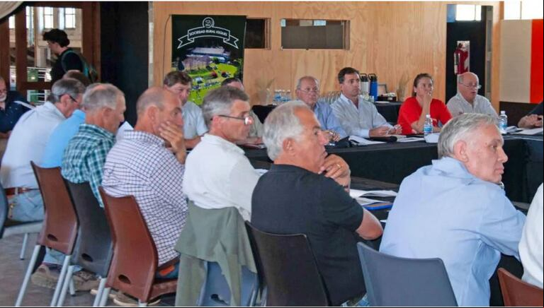 El pasado 18 de enero se llevó a cabo una importante reunión de la Mesa Ovina Patagónica con el objetivo de abordar la "grave situación" que enfrenta esta actividad en la región. (Foto: CRA) 