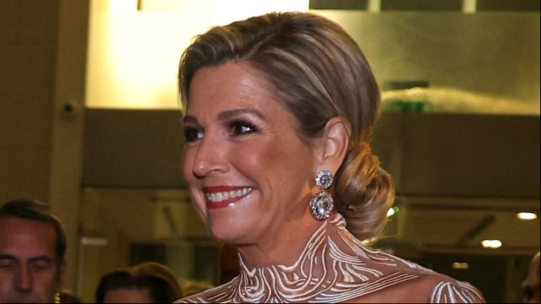El pelo recogido fue la elección perfecta para lucier el cuello del vestido (Foto: Thomas SAMSON / AFP)