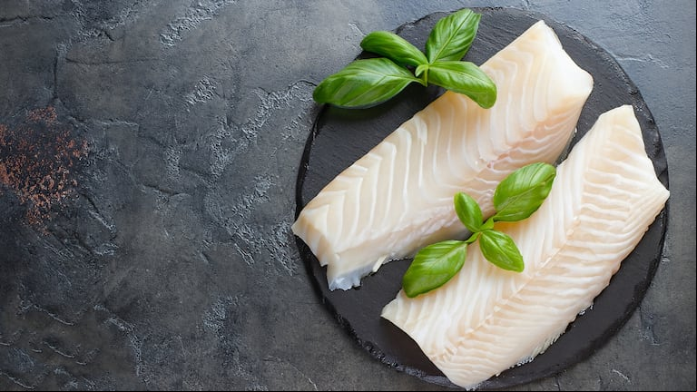 El pescado es uno de los alimentos recomendados por la Organización Mundial de la Salud para consumir semanalmente gracias a sus propiedades nutritivas. (Foto: Adobe Stock).