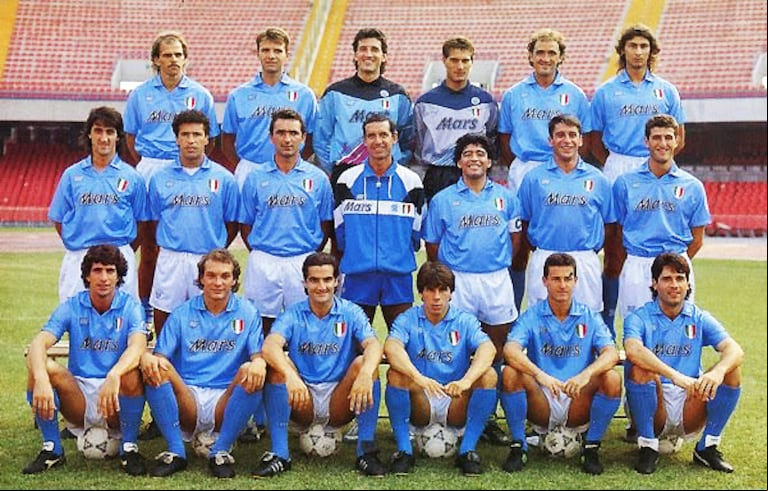 El plantel del Nápoli, capitaneado por Diego Maradona, que logró la Copa UEFA hace 34 años. (Foto: Instagram @Napolifc)