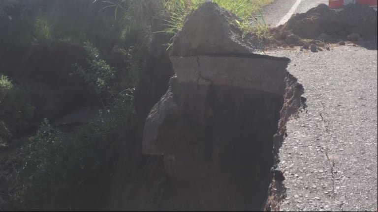 El pozo en la ruta provincial 336 es cada vez más grande y preocupa a los vecinos de Garmendia.