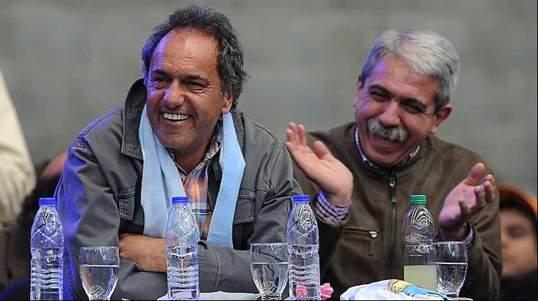 El precandidato presidencial de Unión por la Patria junto a su apoderado, Aníbal Fernández. (Foto: Télam)
