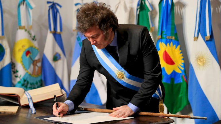 El Presidente, al momento de suscribir el Pacto de Mayo en Tucumán. (Foto: Presidencia/NA).