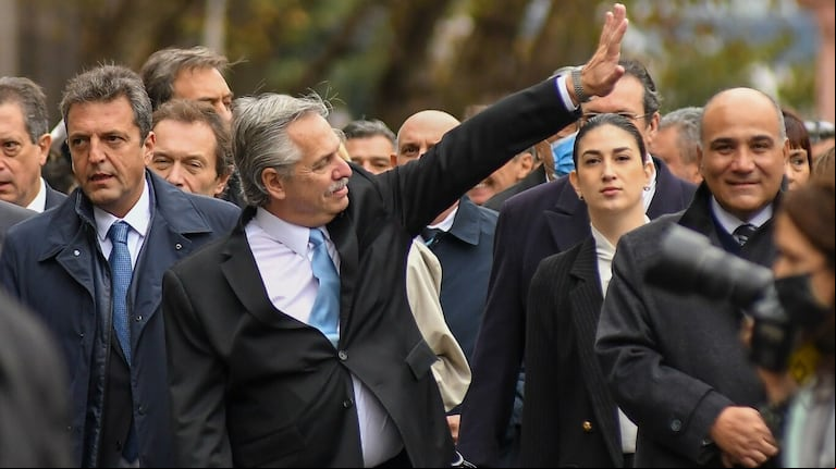 El presidente Alberto Fernández saluda en las afueras de la Catedral Metropolitana. El Presidente temía por una dura homilía de Poli (Foto: NA - Juan Vargas).