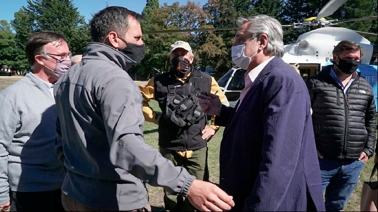 El presidente Alberto Fernández y el ministro de Medio Ambiente,
Juan Cabandie, recorren en marzo pasado la zona afectada por los
incendios en Chubut. (Foto NA)