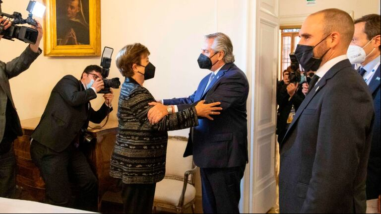 El presidente Alberto Fernández y la jefa del FMI, Kristalina Georgieva, en una reunión que tuvieron en Roma. (Foto: Twitter/@KGeorgieva)
