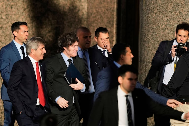 El presidente argentino, Javier Milei, tercero desde la izquierda, y su ministro de Economía, Luis Caputo, entran al Ministerio de Economía. (AP Foto/Natacha Pisarenko)