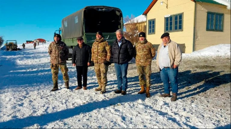 El presidente de Confederaciones Rurales Argentinas (CRA), Carlos Castagnani, recorrió diferentes establecimientos para acompañar a productores afectados por las nevadas. (Fofo: CRA)