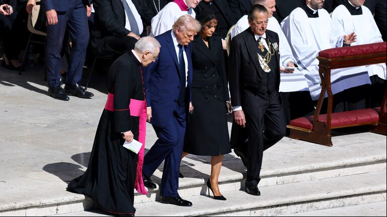 El presidente de Estados Unidos, Donald Trump, y la primera dama, Melania Trump, caminan el día de la misa funeral del papa Francisco en el Vaticano, el 26 de abril de 2025. (Foto: REUTERS/Kai Pfaffenbach)