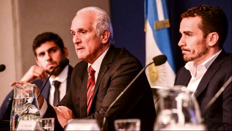 El presidente de la entidad Carlos Cruz y su vicepresidenta, Mariana Quevedo fueron apartados de sus cargos. Foto: Télam