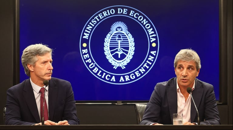 El presidente del Banco Central, Santiago Bausili, junto con el ministro de Economía, Luis Caputo (Foto: REUTERS/Matías Baglietto).