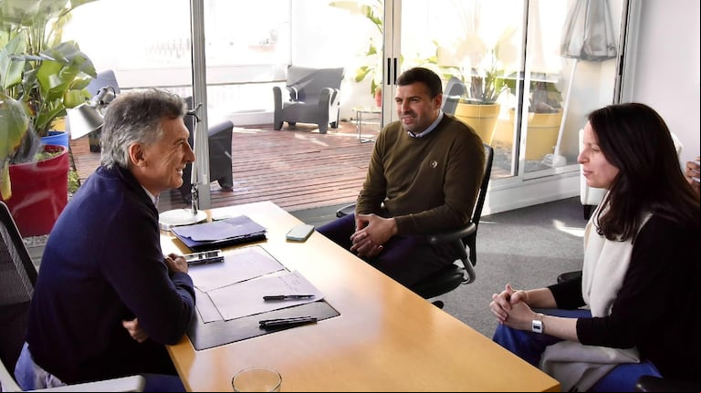 El presidente del PRO, Mauricio Macri, junto a la vice del partido, Soledad Martínez, y el secretario general del espacio, Facundo Pérez Carletti. (Foto: X @proargentina).
