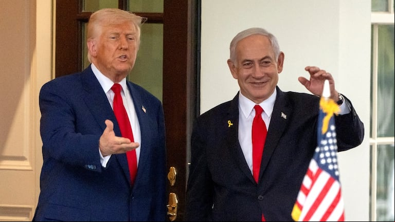 El presidente Donald Trump (izquierda) y el primer ministro israelí, Benjamin Netanyahu, saludan al salir del Ala Oeste de la Casa Blanca (Foto AP/Mark Schiefelbein)