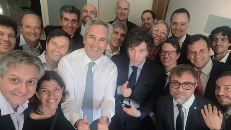El presidente Javier Milei con el equipo del ministro de Economía, Luis Caputo. (Foto: X/@LuisCaputoAR)