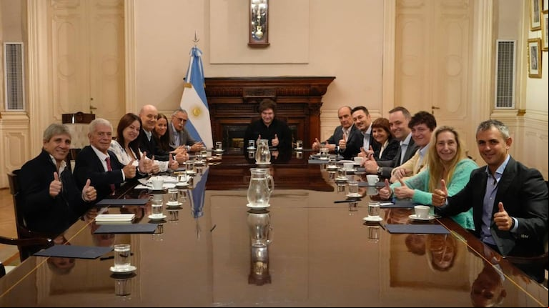 El presidente Javier Milei con su gabinete en Casa Rosada. (Foto: X@madorni)