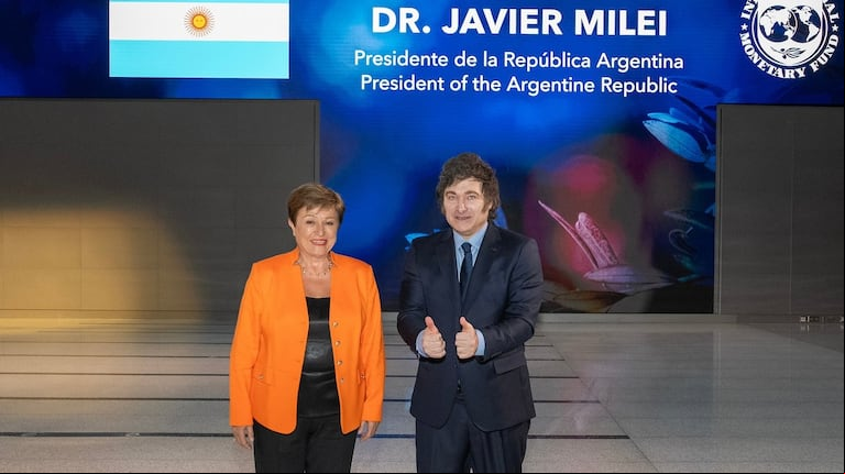 El presidente Javier Milei, en una de las reuniones que tuvo con Kristalina Georgieva, la titular del FMI. (Foto: X/@KGeorgieva).