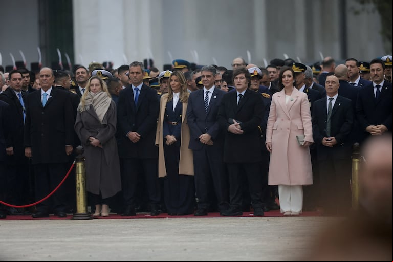 El presidente Javier Milei escoltado por el jefe de gobierno porteño, Jorge Macri, y la vice Victoria Villarruel en el 25 de Mayo. (Foto: Reuters - Cristina Sille)