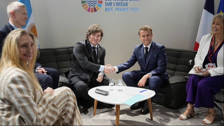 El presidente Javier Milei junto a su par de Francia, Emmanuel Macron, en la Conferencia de las Naciones Unidas de los Océanos. (Foto: AP - Laurent Cipirani)