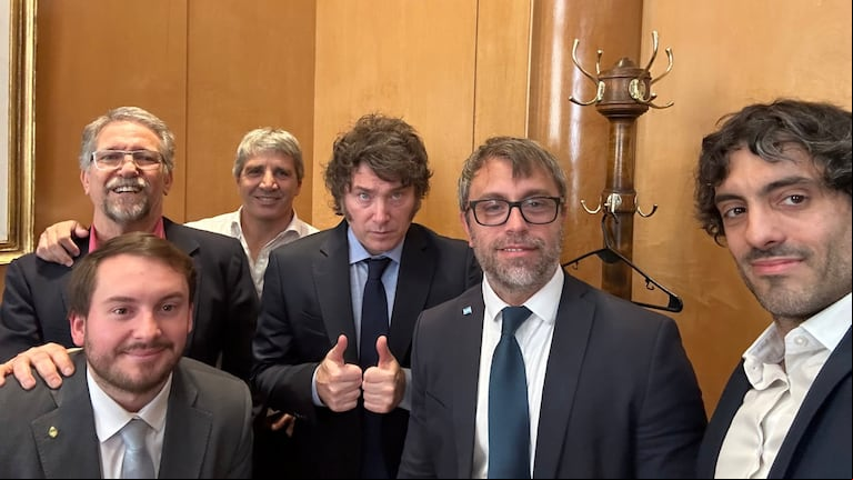 El presidente Javier Milei junto con el ministro de Economía, Luis Caputo, y su equipo. (Foto: X/@Felii_N).