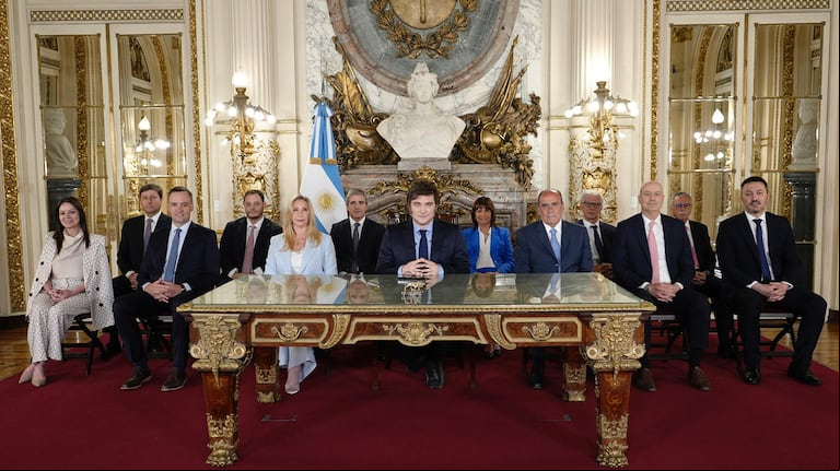 El presidente Javier Milei y su gabinete, durante su mensaje por Cadena Nacional en Casa Rosada por su primer año de gobierno. (Foto archivo: Presidencia)