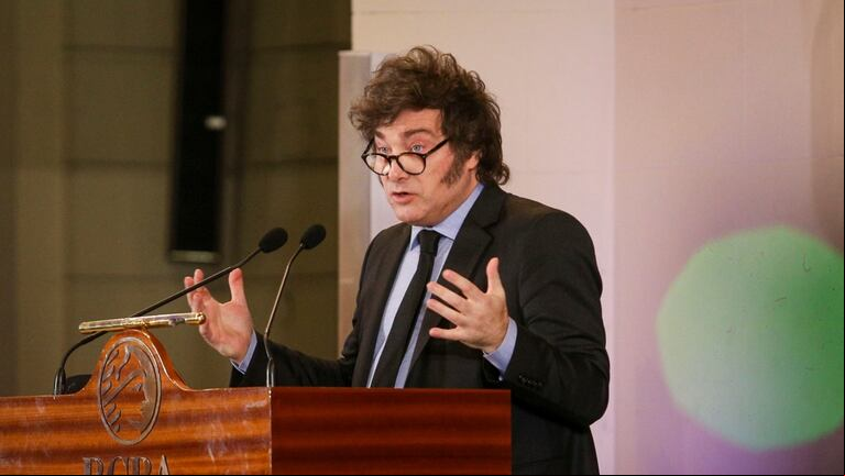 El presidente Milei condecorará al economista Huerta de Soto, en su primera actividad luego de su vuelta del Vaticano. (Foto: NA - Damián Dopacio)