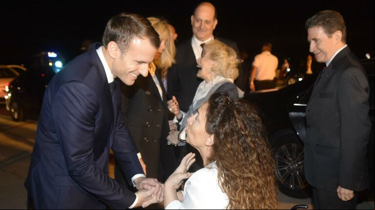 El presidente francés, Emmanuel Macron, recibido en Ezeiza por la vicepresidenta Gabriela Michetti