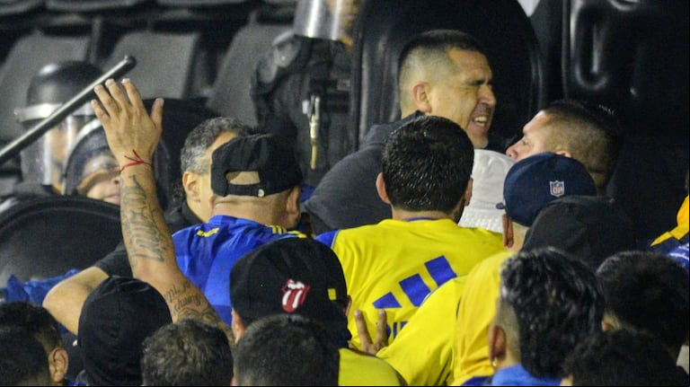 El presidente se metió en la tribuna y separó a los hinchas de Boca de la Policía. (Foto: Fotobaires)