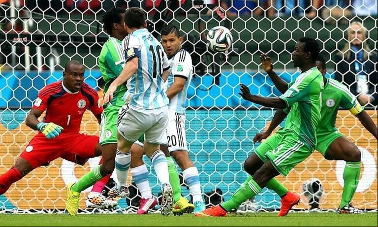 El primero de los dos goles que le hizo a Nigeria en 2014 fue con un derechazo.