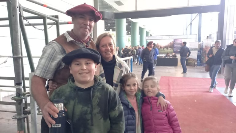 El productor ganadero Alejandro Forcada visitó la Rural con su familia y presenciaron con entusiasmo el acto central de la exposición. (Foto: TN).