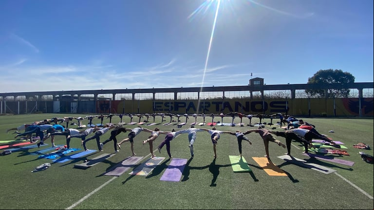 El programa ocurre en el Complejo Penitenciario de San Martín.(Foto: Instagram @moksha.yogaenlacarcel).