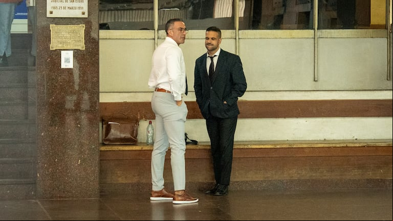El psicólogo Carlos Díaz y Leopoldo Luque, dos de los más complicados, en el juicio. (Foto: Leandro Heredia / TN).