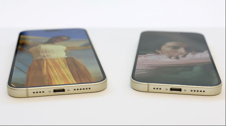 El puerto USB-C es la gran novedad en los iPhone 15. (Foto: AFP)