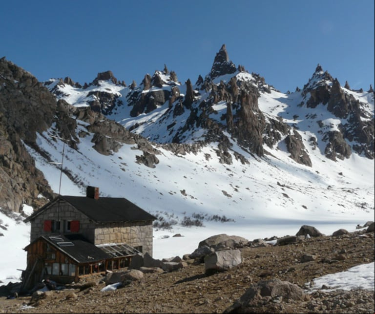 El refugio Emilio Frey está ubicado al pie de la aguja Frey, rodeado de torres y agujas rocosas y a orillas de la laguna Toncek de verdes y frías aguas, a 1700 metros sobre el nivel del mar. (Foto: barilocheturismo.gob.ar).