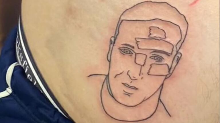 El resultado final del tatuaje. (Captura: TikTok/@mateoriccii)