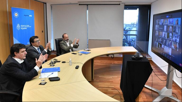 El salario mínimo aumentará a $32.000 en octubre. (Foto: Telam).