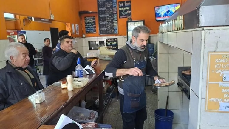 El salón es amplio, pero cuenta con pocas meses y suele llenarse los fines de semana. Y también hay opción de comer al paso.