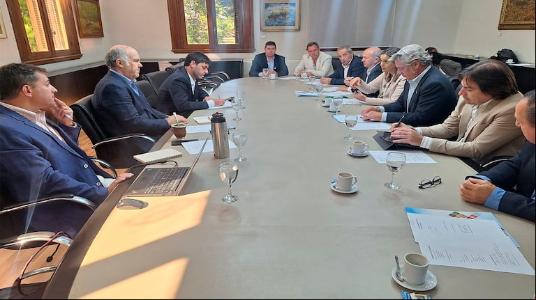 El secretario de Agricultura, Sergio Iraeta, encabeza la reunión con la mesa de enlace. (Foto: mesa de enlace)