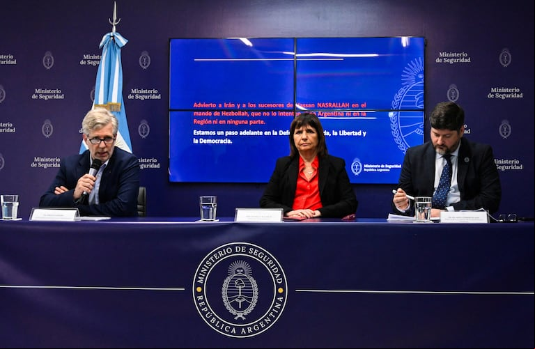 El secretario de Inteligencia Sergio Neiffert junto a la ministra de Seguridad Patricia Bullrich. Fuente: REUTERS/Mariana Nedelcu