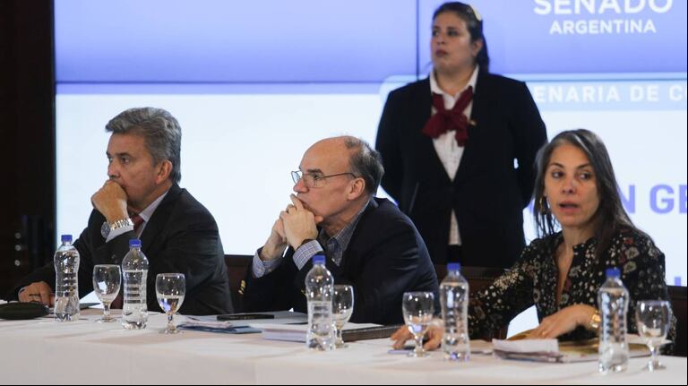 El senador de la UCR, Pablo Blanco (en el centro), consideró que la Cámara Alta rechazará los pliegos de Ariel Lijo y Manuel García-Mansilla a la Corte Suprema. (Foto: NA - Juan Vargas)