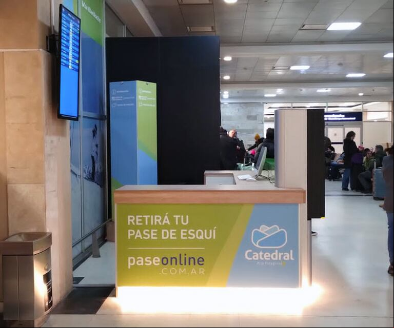El stand del aeropuerto en donde pueden retirarse los tickets. (Foto: Cerro Catedral Alta Patagonia)