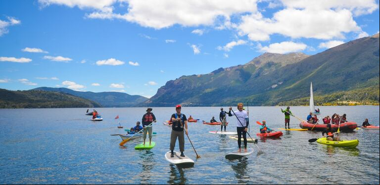 El stand up paddle (SUP) es una forma de deslizamiento en la que el navegante utiliza un remo para desplazarse por el agua, mientras permanece de pie sobre una tabla de surf. Bariloche, por su gran cantidad de espejos de agua, es un lugar ideal para practicarlo. (Foto: barilocheturismo.gob.ar).