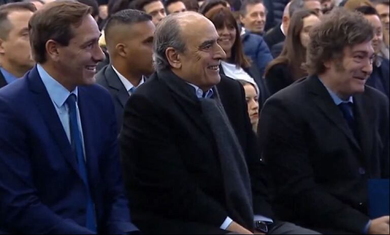 El subsecretario de Deportes, Julio Garro, junto al jefe de Gabinete, Guillermo Francos, y al presidente, Javier Milei. (Foto: Captura Presidencia)