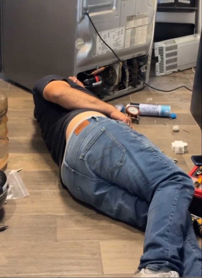 El técnico se durmió al lado de la heladera. (Captura: TikTok/@fertsabanks)