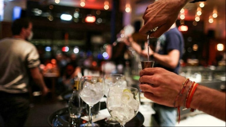 El tema se conoció con denuncias puntuales hacia los bares Le Waff y El Café. Según los testimonios, el barman que trabajaba en ambos lugares, drogaba a clientas, las violaba o abusaba en los propios locales. (Foto: AFP - KENZO TRIBOUILLARD)