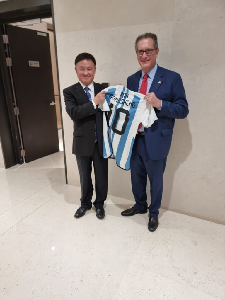 El titular del Banco Central, Miguel Pesce, se reunió con su par del Banco Popular Chino (BPC), Pan Gongsheng, acordaron la activación del nuevo tramo del swap de monedas. (Foto: BCRA)