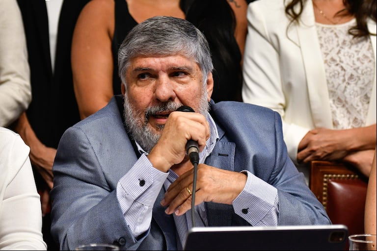 El titular del bloque de senadores de UxP, José Mayans, presentó un proyecto para regular los ingresos de los funcionarios de los tres poderes del Estado (Foto: Télam/Eliana Obregón)
